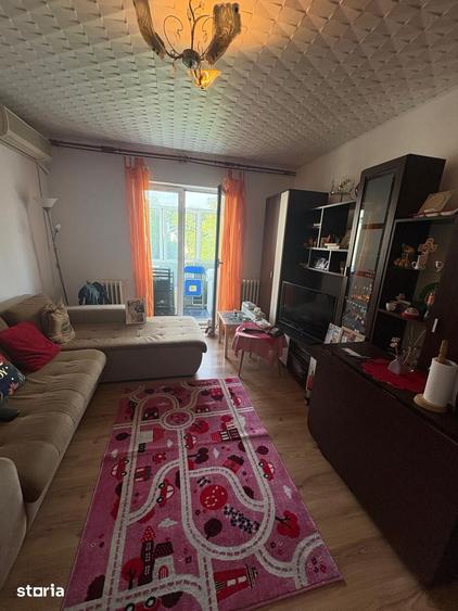Apartament cu 3 camere semidecomandat în Tătărași