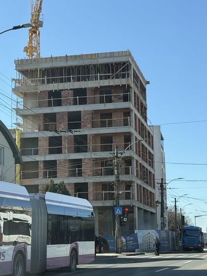 Apartament cu 3 camere semidecomandat în Aurel Vlaicu