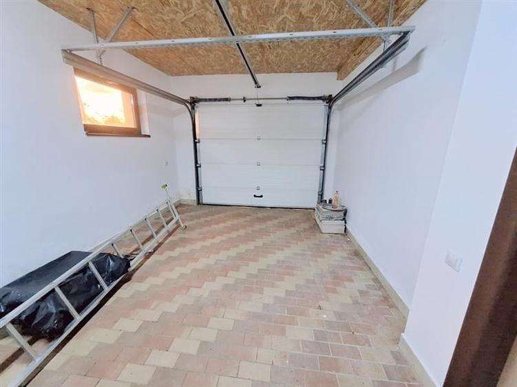 Casă individuală cu 6 camere cu Garaj în 9 Mai