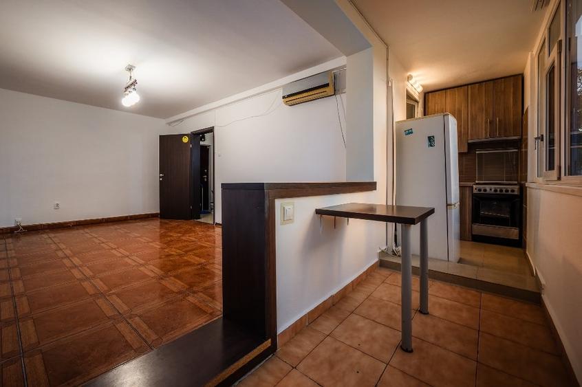 Apartament cu 3 camere semidecomandat în Central