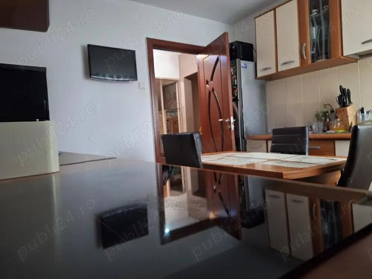 Apartament cu 3 camere semidecomandat în Dacia