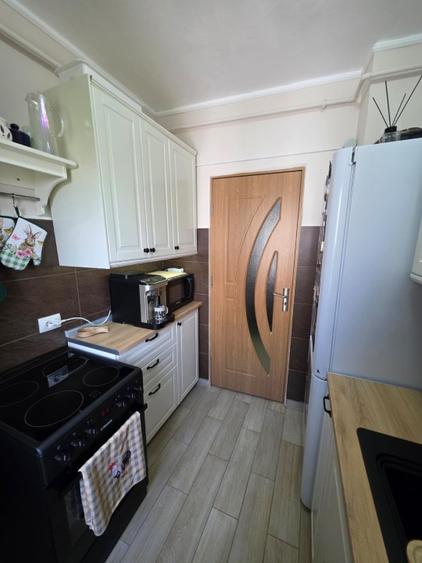 Apartament cu 3 camere semidecomandat în Circumvalațiunii