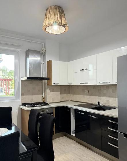 Apartament cu 3 camere, mobilat în Păcii