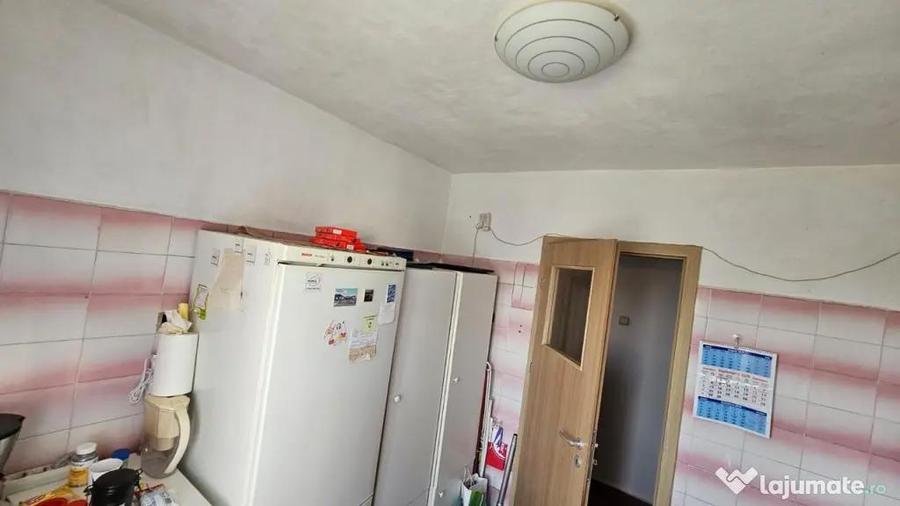 Apartament cu 3 camere semidecomandat în Cina