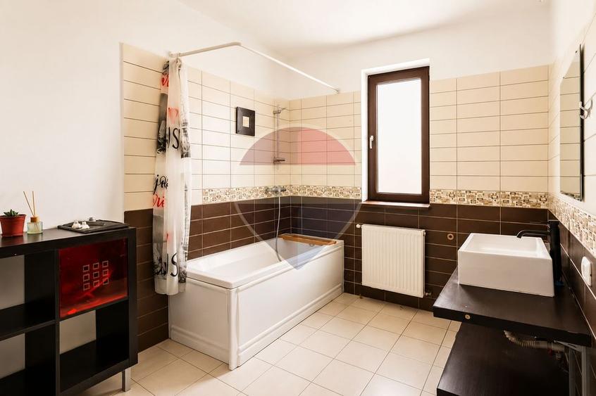 Casă individuală cu 6 camere cu Teren 572 Mp în Gulia