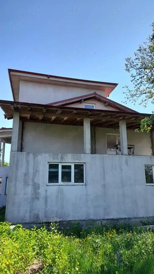 Casă cu 6 camere cu Teren 1100 Mp în Traian
