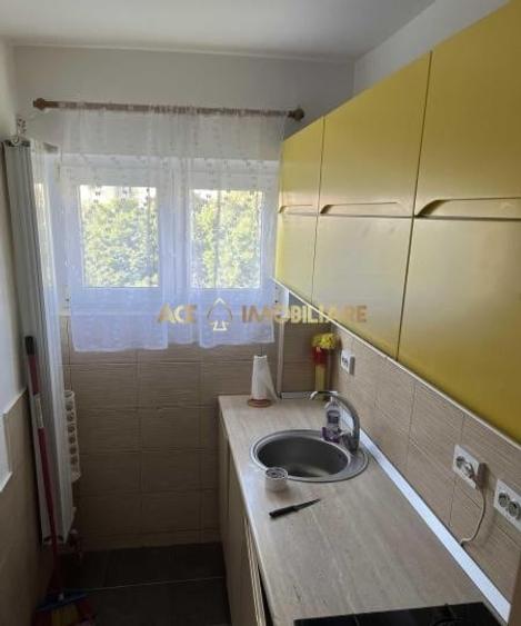 Apartament cu 3 camere semidecomandat, mobilat în Progresul
