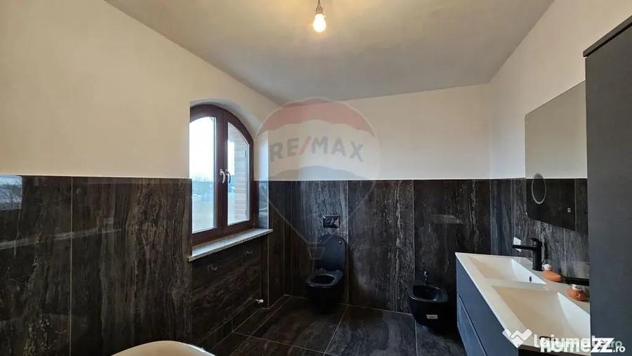 Casă cu 5 camere cu Teren 840 Mp în Șcheia