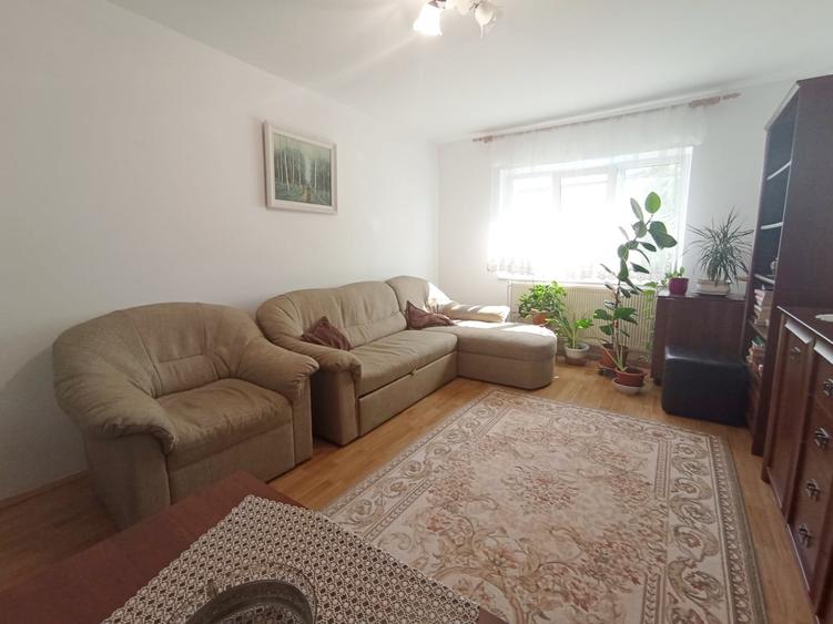 Apartament cu 3 camere decomandat, mobilat în Nicolina