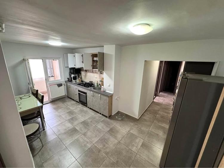 Apartament cu 3 camere decomandat, mobilat în Tolstoi