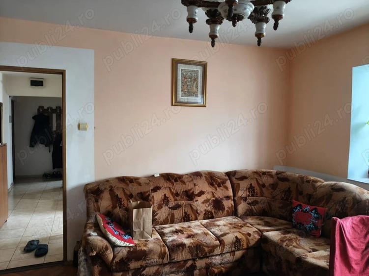 Apartament cu 3 camere semidecomandat în Lipovei