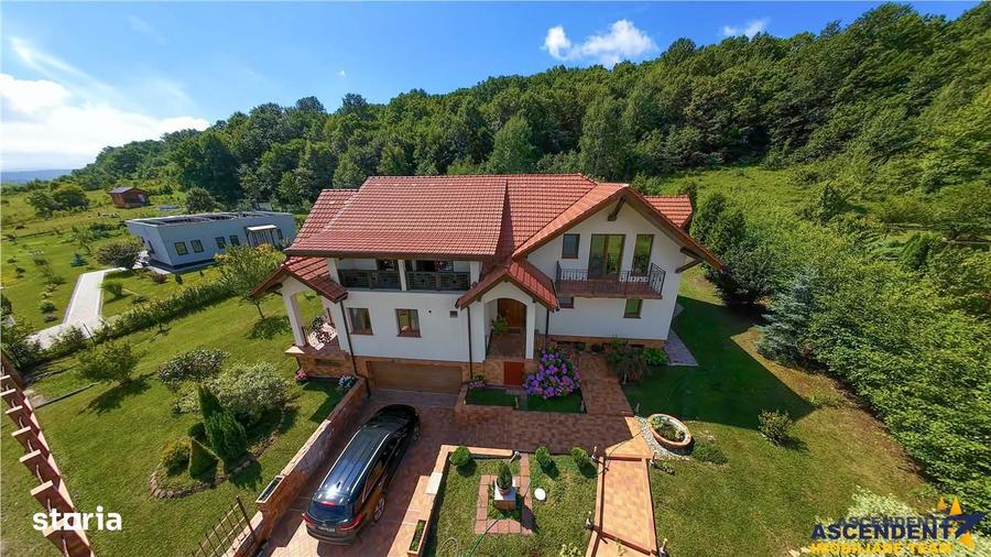 Casă cu 9 camere decomandat cu Teren 1750 Mp în Central
