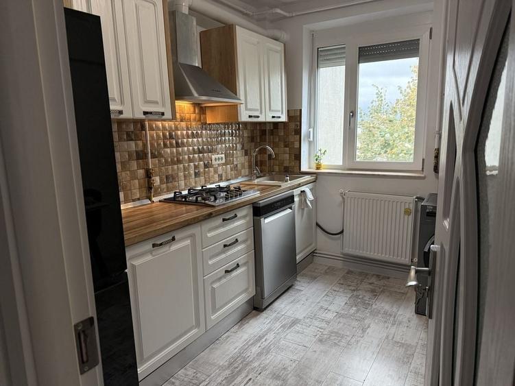 Apartament cu 3 camere decomandat în Faleza Nord