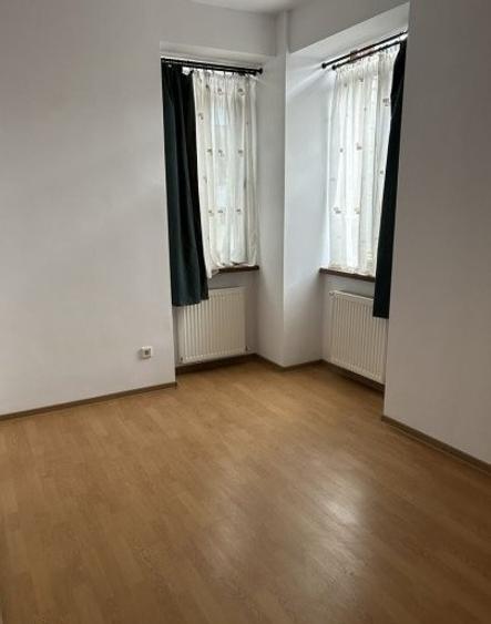 Casă individuală cu 5 camere cu Teren 250 Mp în Tei