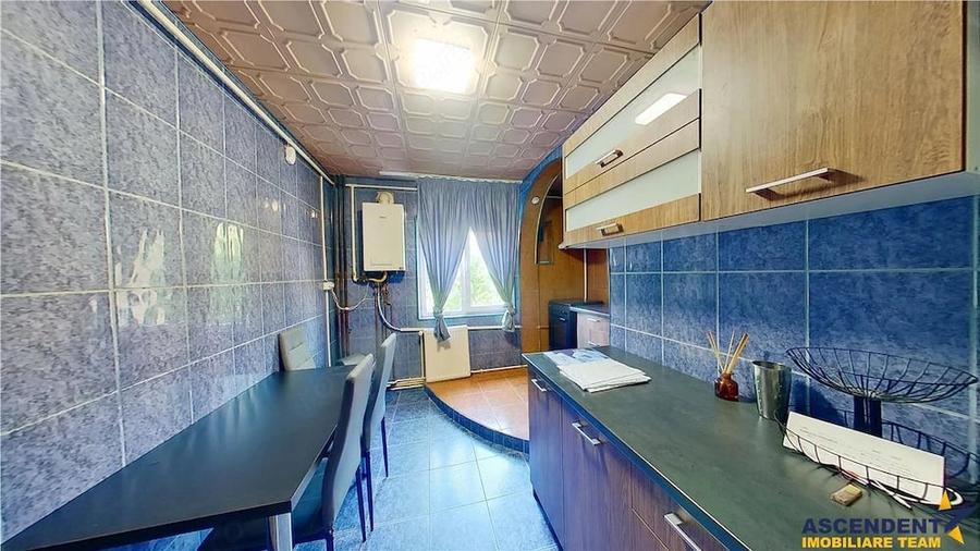 Apartament cu 3 camere decomandat în Noua