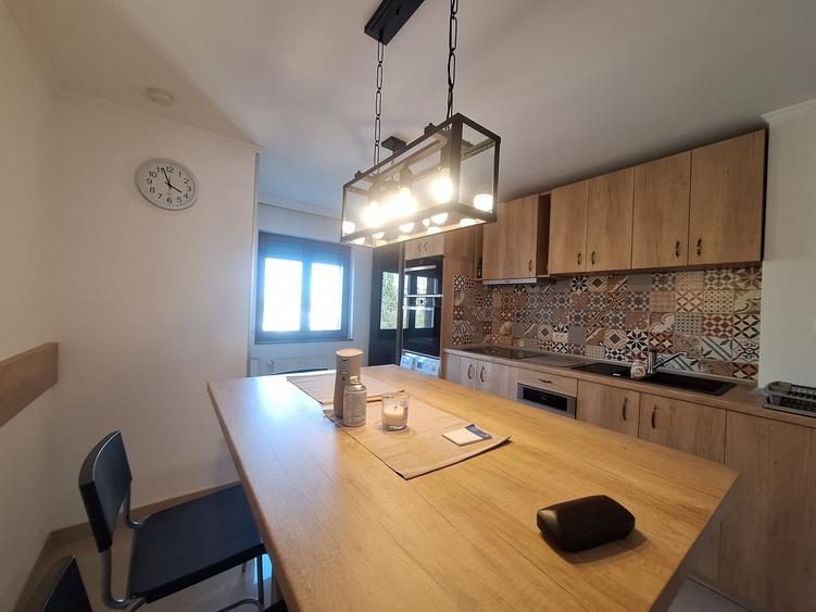 Apartament cu 3 camere semidecomandat, mobilat în Semicentral