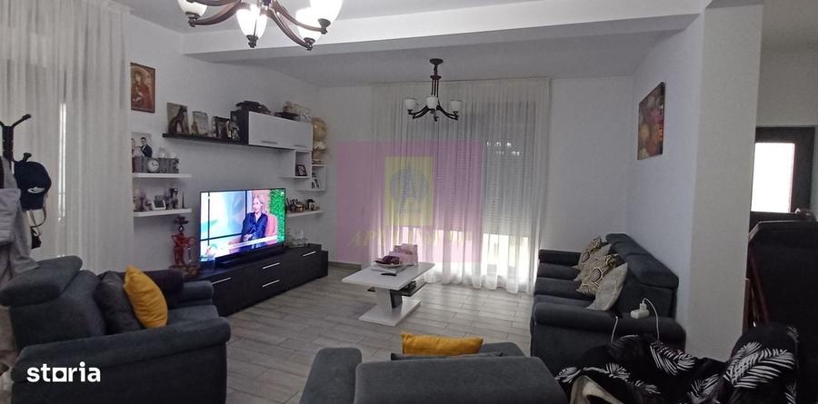 Casă cu 4 camere în Săbăreni