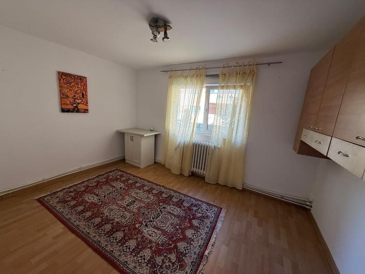Apartament cu 3 camere semidecomandat, mobilat în Cetate