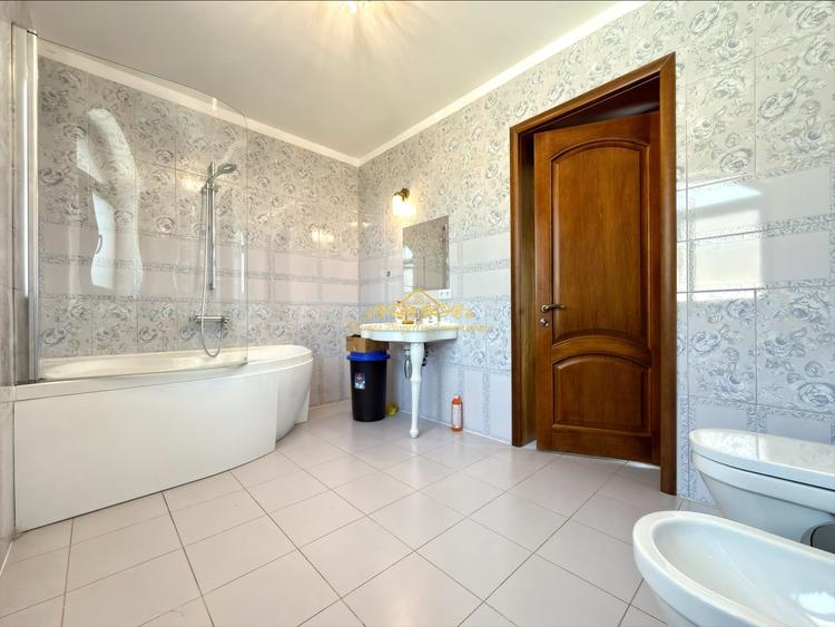 Casă individuală cu 10 camere cu Canalizare în Sisești