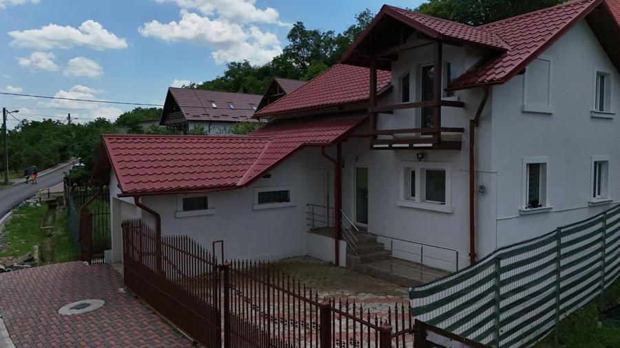 Casă individuală cu 6 camere cu Canalizare în Sărărie