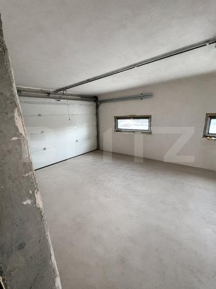 Casă individuală cu 6 camere cu Canalizare în Est