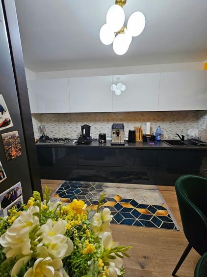 Apartament cu 4 camere decomandat în Est
