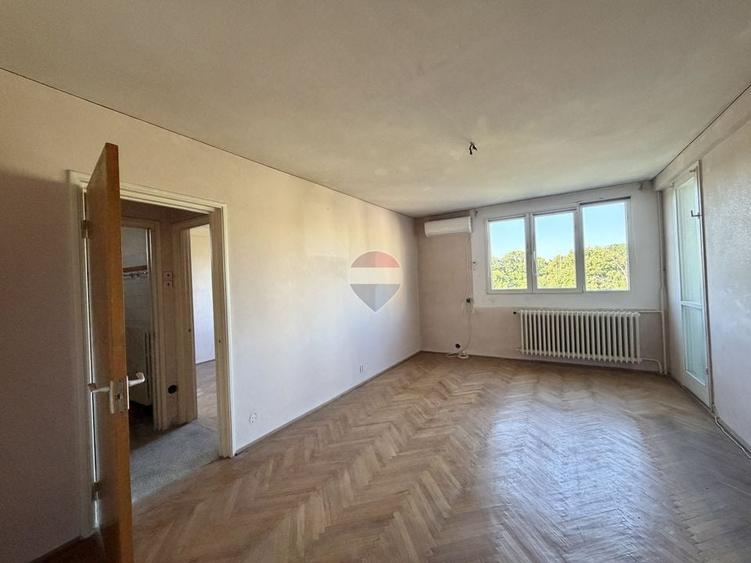 Apartament cu 4 camere semidecomandat în Titan