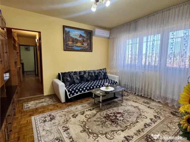 Apartament cu 3 camere semidecomandat în Gojdu