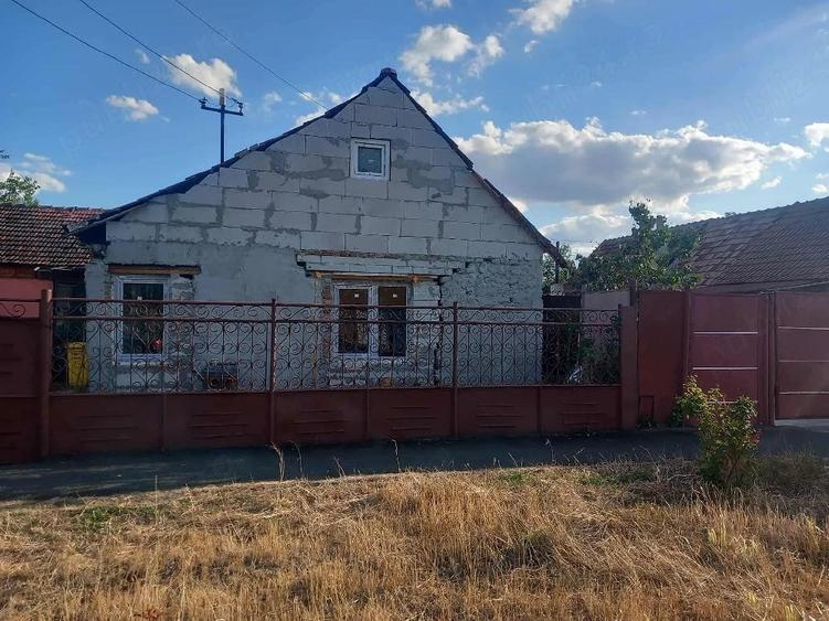 Casă cu 4 camere cu Teren 800 Mp în Exterior Vest