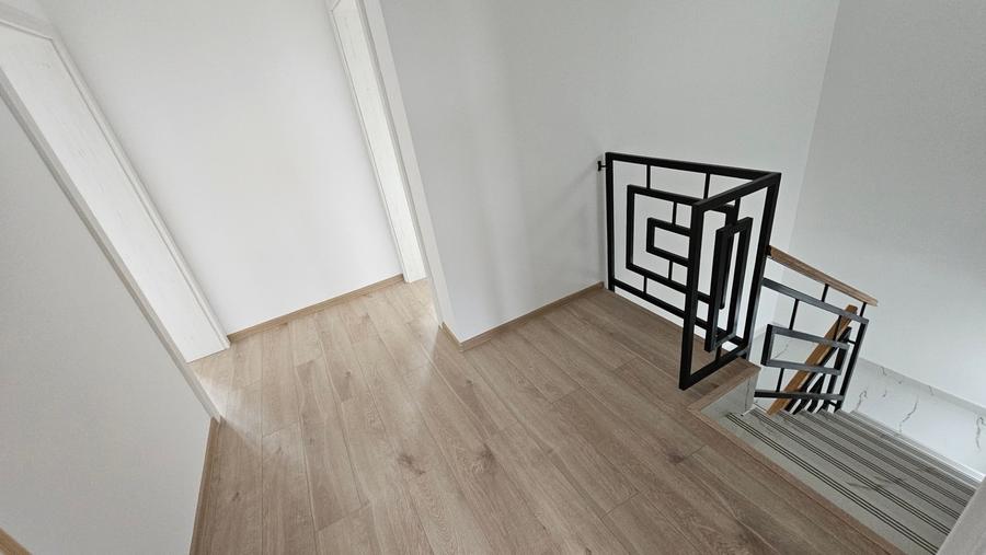 Casă cu 5 camere cu Teren 490 Mp în Păulești