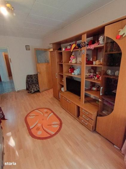 Apartament cu 3 camere semidecomandat în Păcii