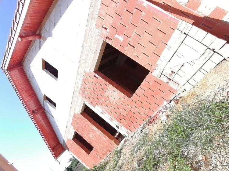 Casă cu 10 camere cu Teren 1000 Mp în Sintea Mare