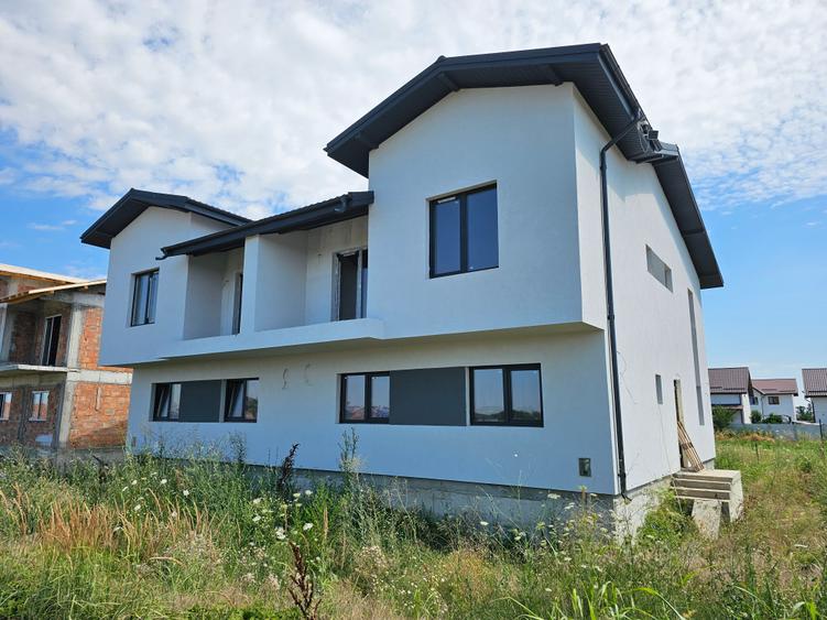 Duplex cu 6 camere cu Canalizare în Central