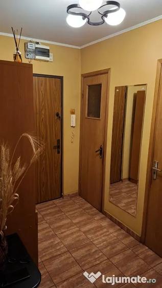 Apartament cu 4 camere decomandat în 1 Decembrie