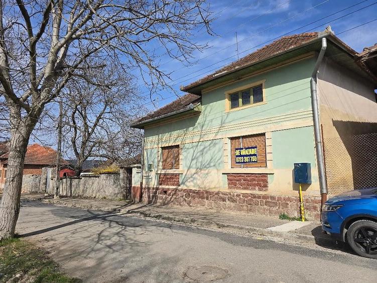 Casă cu 3 camere cu Teren 2500 Mp în Pietroasa