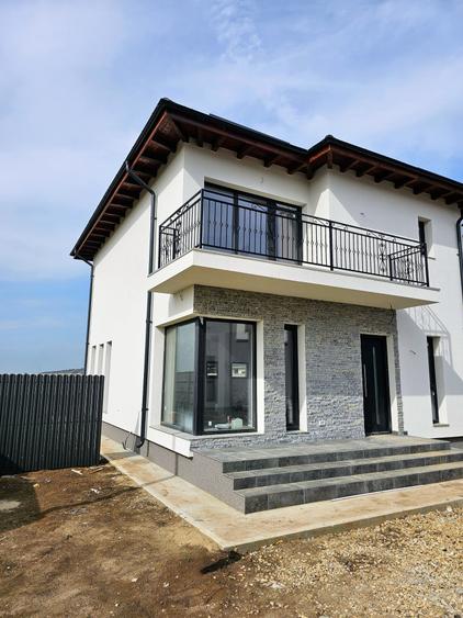 Casă individuală cu 4 camere cu Canalizare în Tunari