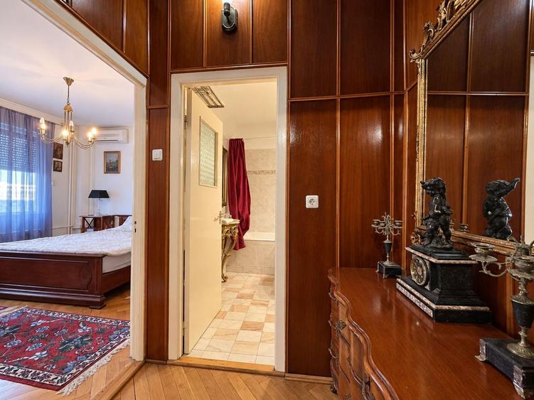 Apartament cu 3 camere decomandat, mobilat în Central