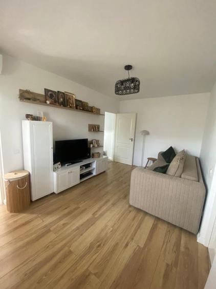 Apartament cu 2 camere semidecomandat în Crâng