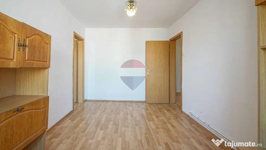 Apartament cu 3 camere semidecomandat în Nord