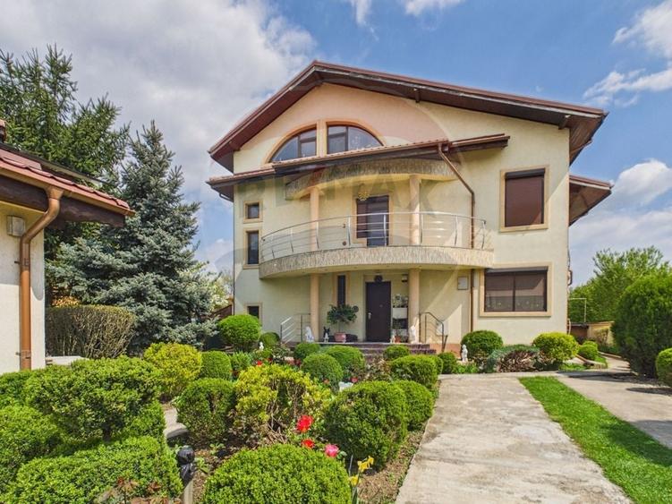 Casă cu 6 camere cu Teren 1226 Mp în Central