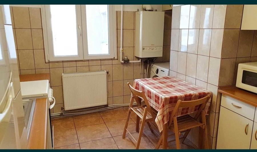 Apartament cu 3 camere decomandat în P-ța Victoriei