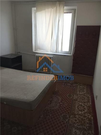 Apartament cu 4 camere semidecomandat în Rahova