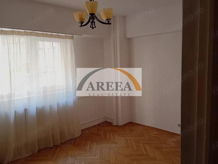 Apartament cu 4 camere semidecomandat în Universitate