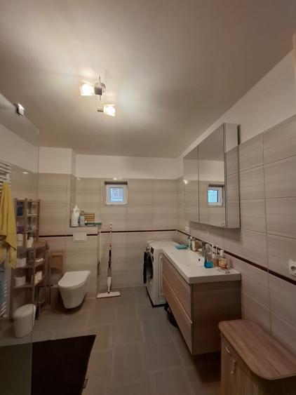 Casă individuală cu 5 camere cu Canalizare în Carani