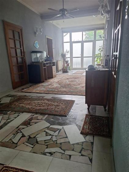 Casă cu 8 camere cu Teren 971 Mp în Apollo
