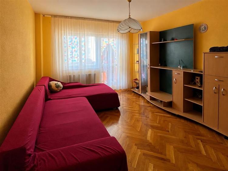 Apartament cu 3 camere decomandat, mobilat în Vasile Aaron