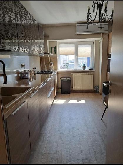 Apartament cu 4 camere decomandat în Victoriei