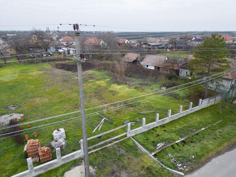 Teren de 1432 mp, în Peregu Mic