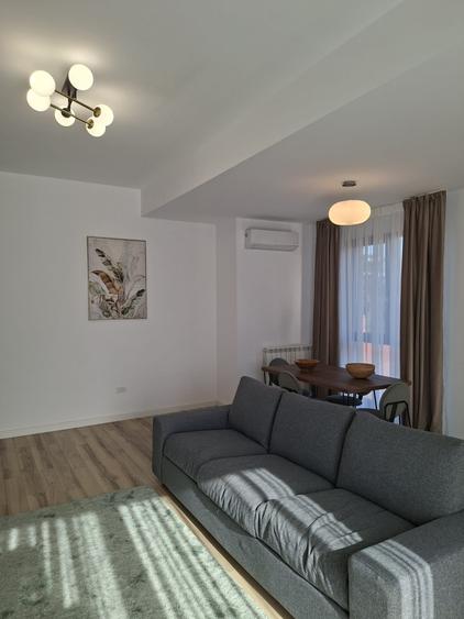 Apartament cu 3 camere semidecomandat în Calea Călărașilor