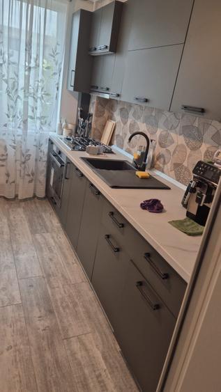 Apartament cu 3 camere semidecomandat, mobilat în Hipodrom
